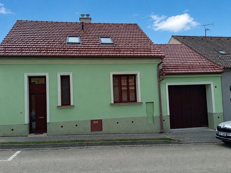 Prodej rodinného domu 4+1 se zahradou, garáží a potenciálem dvougeneračního bydlení v Mikulově